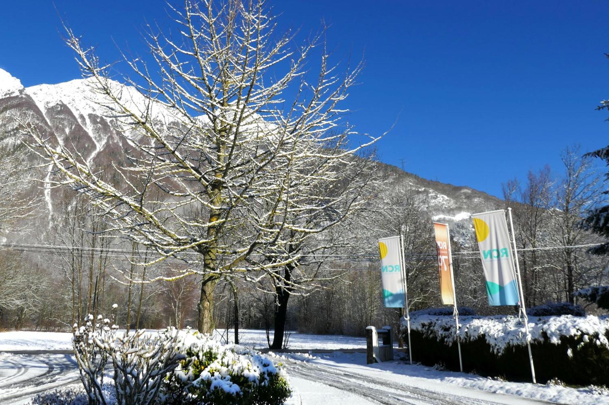 Camping Rcn Belledonne Le Bourg-d'Oisans Exterior photo