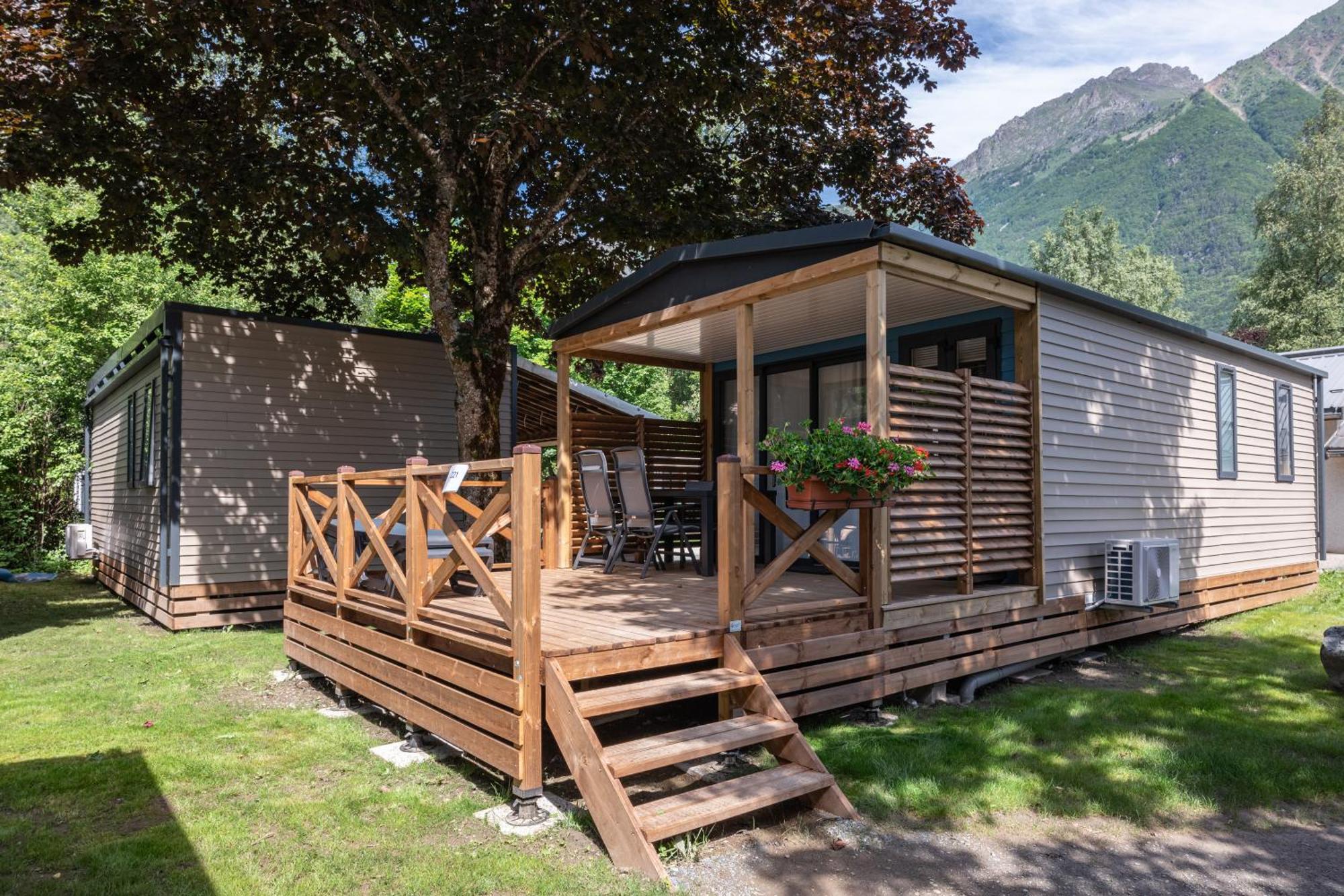Camping Rcn Belledonne Le Bourg-d'Oisans Exterior photo