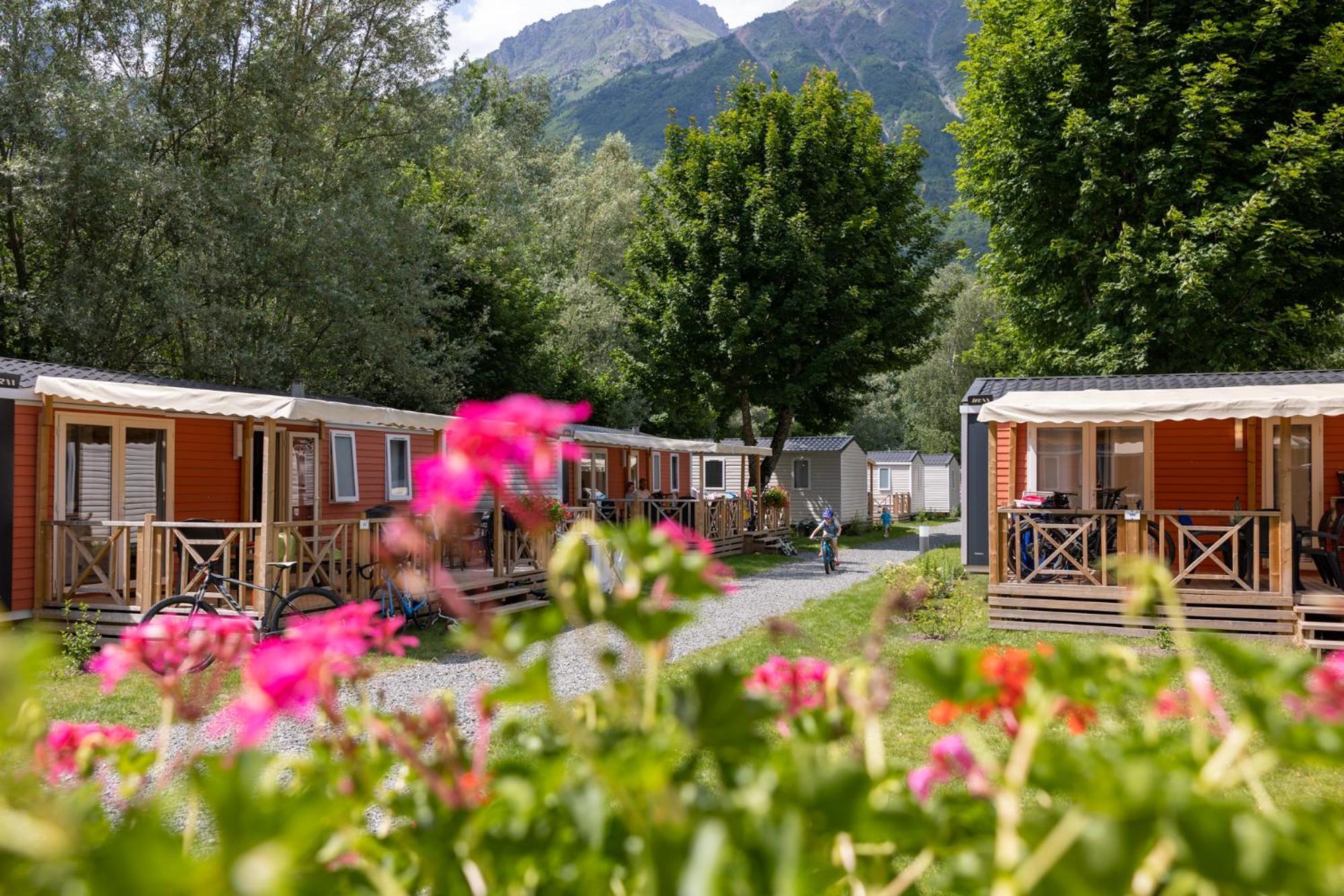 Camping Rcn Belledonne Le Bourg-d'Oisans Exterior photo