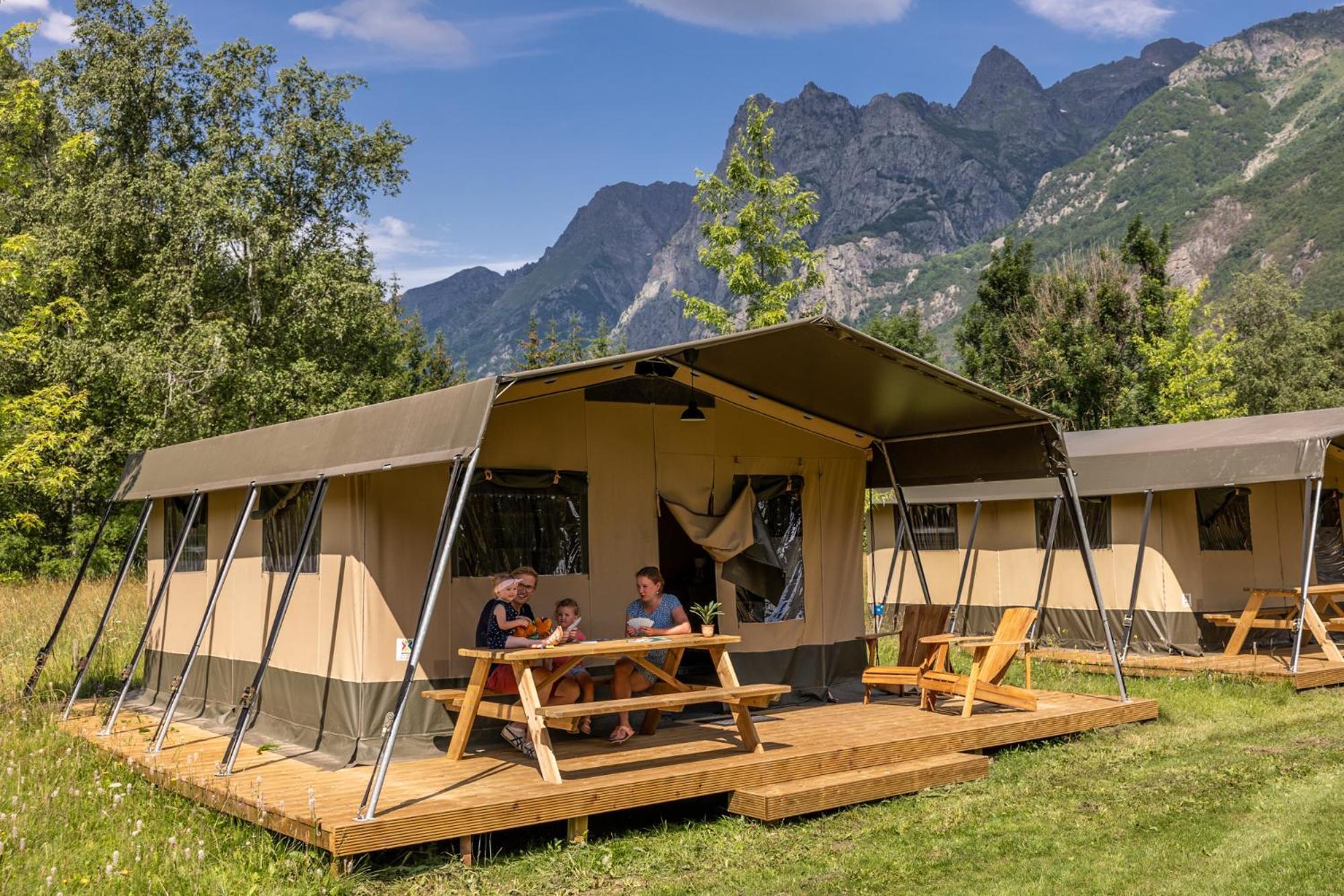 Camping Rcn Belledonne Le Bourg-d'Oisans Exterior photo